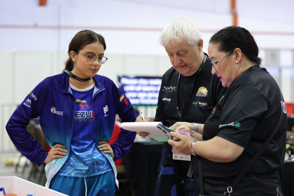 Equipo organizador de WRO Venezuela listo para atender tus consultas sobre robótica educativa